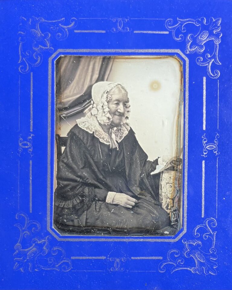 Unbekannter Fotograf, unbekannter Ort (Österreich/Deutschland), ca. 1845. Porträt einer Frau mit weißer Rüschenhaube und schwarzem Kleid.