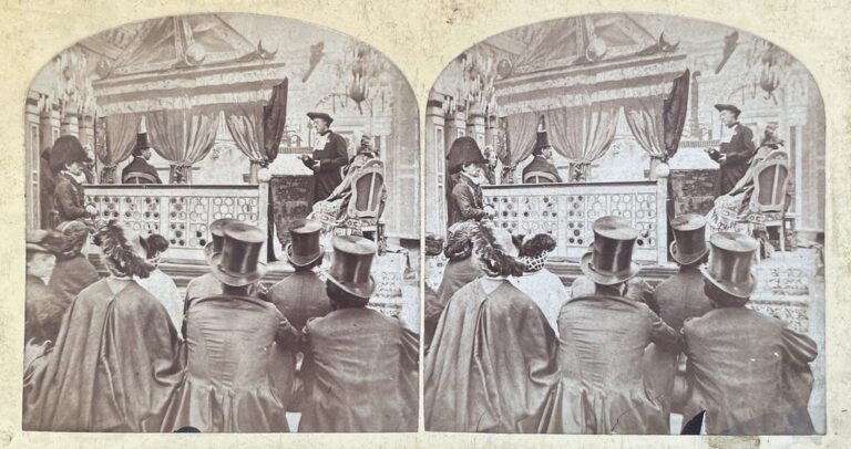 Unbekannter Fotograf, unbekannter Ort, ca. 1860er. Männer und Frauen mit Hüten wohnen einer Hochzeit bei.