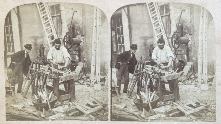 Unbekannter Fotograf, unbekannter Ort (vermutlich Paris), ca. 1860er. "Der Schreiner an der Hobelbank."