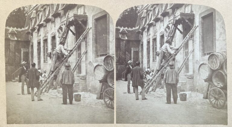 Unbekannter Fotograf, unbekannter Ort (vermutlich Paris), ca. 1860er. "Die Zimmerleute an einem Haus beschäftigt."