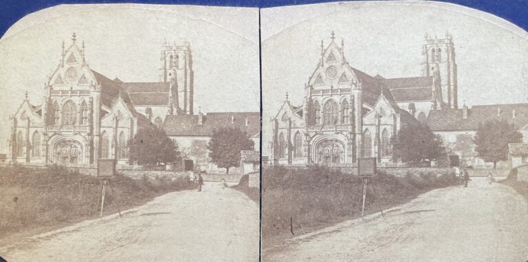 Unbekannter Fotograf, Brou, ca. 1860er. Ansicht der Kirche von Brou, im Vordergrund eine Kamera und dahinter eine weitere Kamera mit Fotograf.