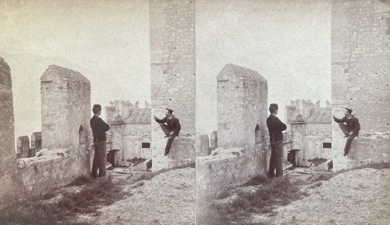 Unbekannter Fotograf, unbekannter Ort (vermutlich Italien oder Kroatien), ca. 1870er. Zwei Soldaten, einer davon in Marineuniform, in einem alten Fort.