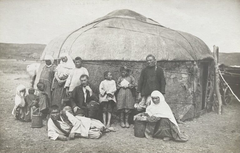 Unbekannter Fotograf, unbekannter Ort in Kirgisistan, ca. 1910. Eine Gruppe Kirgisen stehen vor ihrem Zelt.