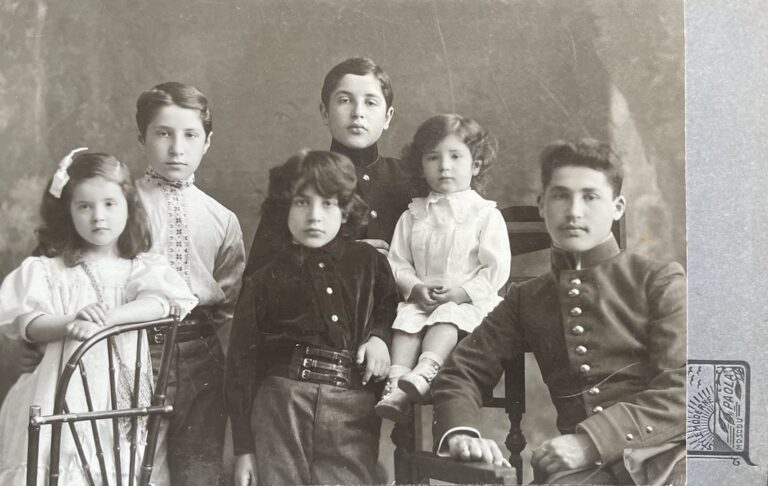 Atelier Paola, Moskau, ca. 1910. Russische Familie, zwei der Söhne sind vermutlich kaiserliche Kadetten.