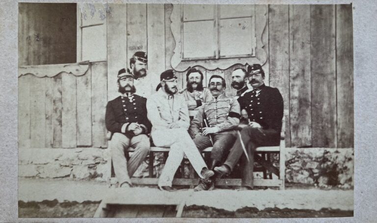 Erzherzog Josef und sein Stab - Carte de Visite | 1860er, Gruppenaufnahmen, Männer, Militaria – Unbekannter Fotograf, Bruck an der Leitha (Niederösterreich), 1867. „EH Josef sammt seinen Stab zu Bruck an der Leitha im Jahre 1867“. Erzherzog Josef (1833-1905) mit seinem Stab nach der Rückkehr aus dem Deutschen Krieg.