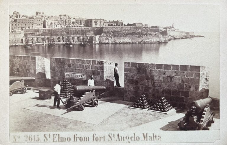 Giorgio Sommer, Vittoriosa (Malta), ca. 1860er. Kanonen und Soldaten auf der Festung von St. Angelo.