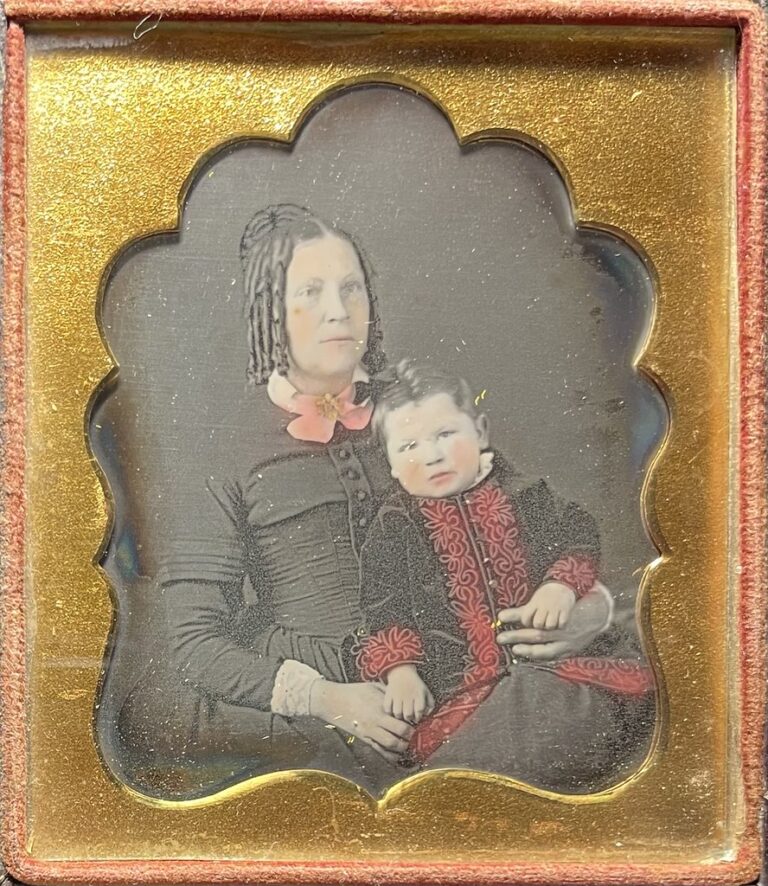 Frau mit Kind - Daguerreotypie | 1840er & 1850er, Frauen – Unbekannter Fotograf, unbekannter Ort in den USA, ca. 1850. Eine kolorierte Daguerreotypie einer Frau im Kleid und eines kleinen Kindes.