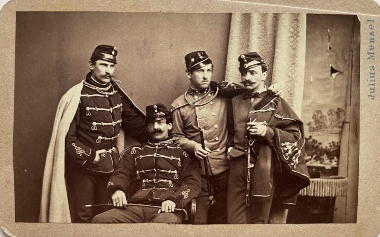Julius Menzel, unbekannter Ort (vermutlich in Tschechien), ca. 1860er. Eine Gruppe junger Hussaren im Atelier.