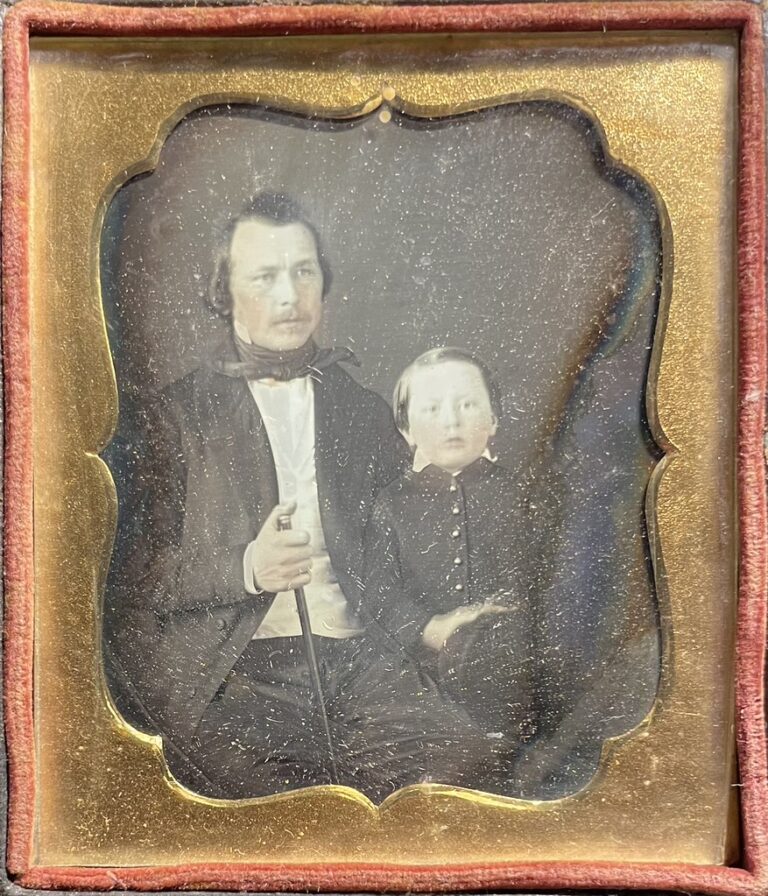 Mann mit Kind - Daguerreotypie | 1840er & 1850er, Männer – Unbekannter Fotograf, unbekannter Ort in den USA, ca. 1850. Eine Daguerreotypie eines Mannes im Anzug mit Stock und eines kleinen Jungen.