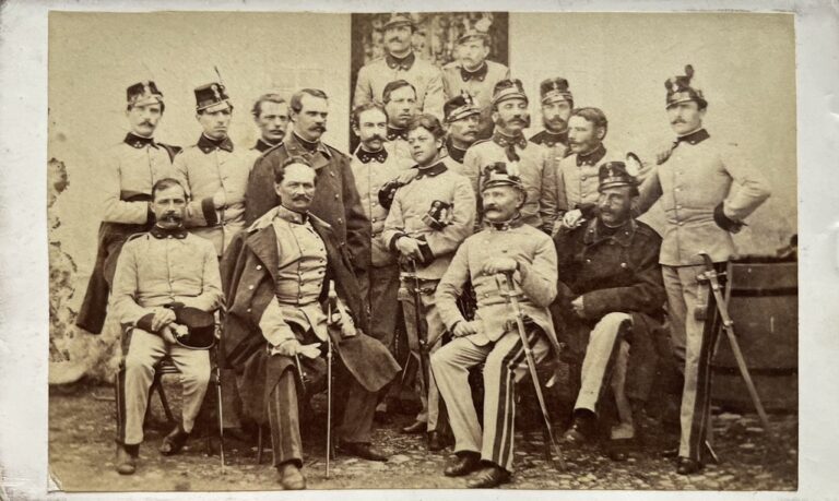 Unbekannter Fotograf, unbekannter Ort in Österreich, ca. 1860er. Eine Gruppe von Soldaten und Offizieren.