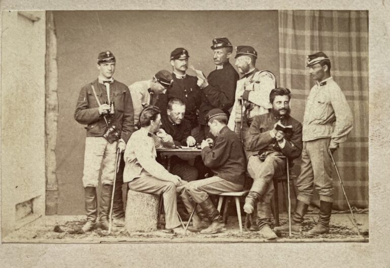 Unbekannter Fotograf, unbekannter Ort in Österreich, ca. 1860er. Eine Gruppe von Soldaten und Offizieren.