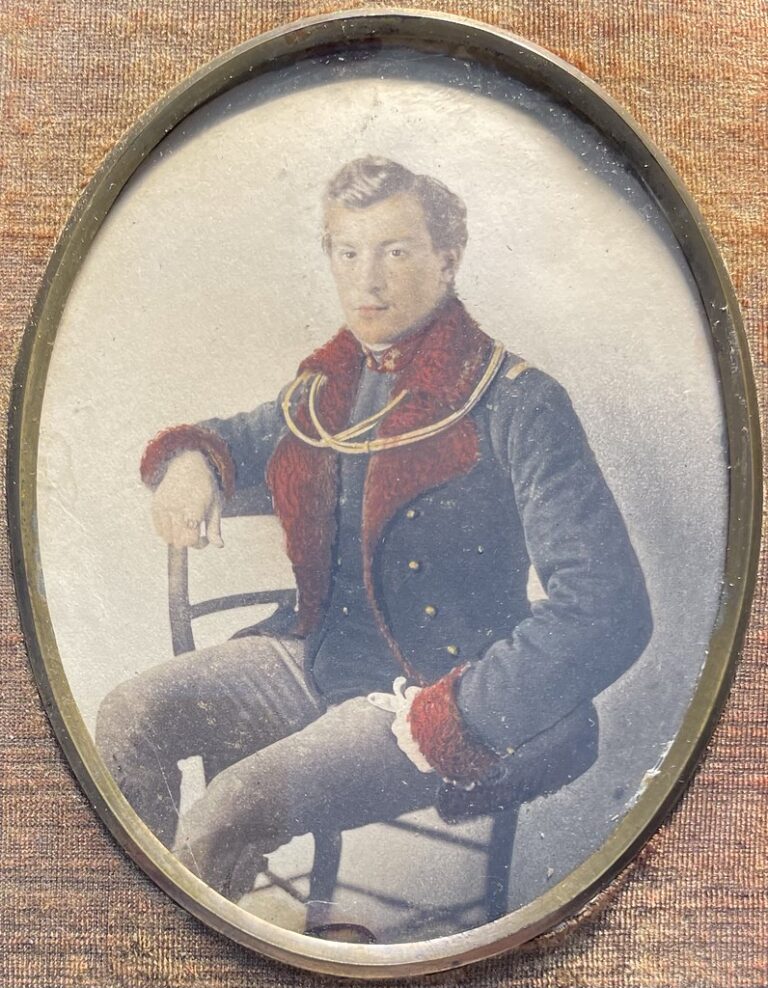 Ulanenoffizier - Salzpapier | 1840er & 1850er, Männer, Militaria – Unbekannter Fotograf, vermutlich Wien, ca. 1850er. Ein kolorierter Salzpapierabzug eines jungen Soldaten, der auf einem Sessel sitzt. Vermutlich handelt es sich dabei um einen Offizier der Ulanen.